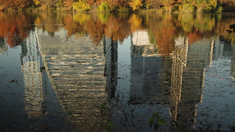 Reflexión-Sobre-El-Río-Lago-Del-Horizonte-De-Los-Edificios-De-La-Ciudad-En-Austin,-Ciudad-De-Texas