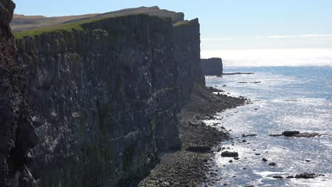 Die-Vogelklippen-Von-Latrabjarg-Island-Sind-Ein-Vogelbeobachtungsvergnügen-Für-Wanderer