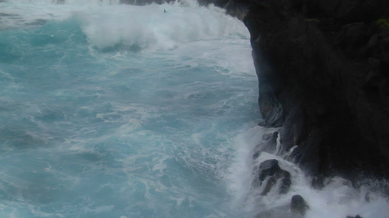 큰 태평양 폭풍이 큰 파도로 하와이를 강타하다 1