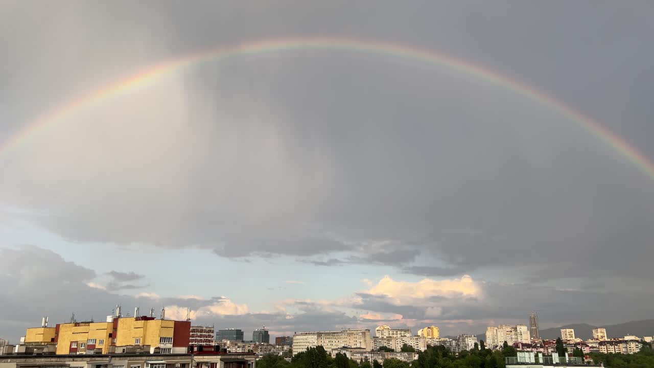 toma panorámica de un arco iris sobre la ciudad de sofia, bulgaria, en el verano