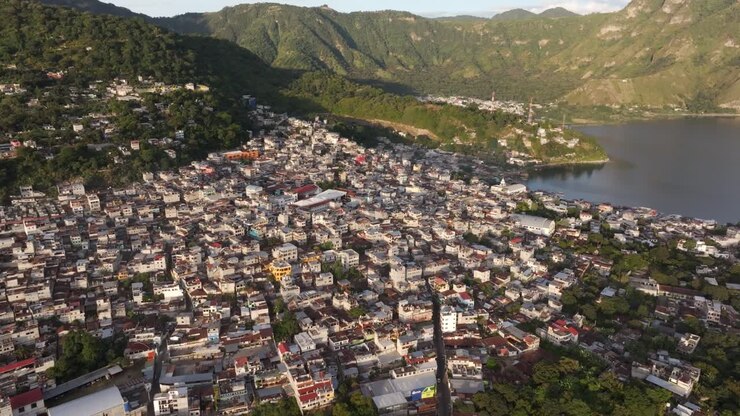 Cidade de San Pedro no Lago Atitlán, Guatemala, ao nascer do sol, vista aérea.