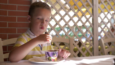 Kleine-Naschkatzen-Genießen-Eisdessert-Im-Sommercafé