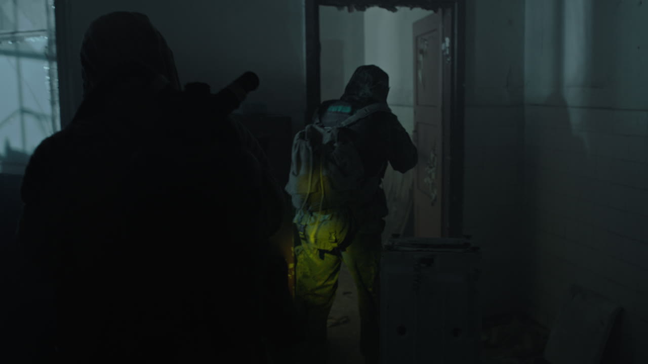 figura misteriosa en una habitación oscura