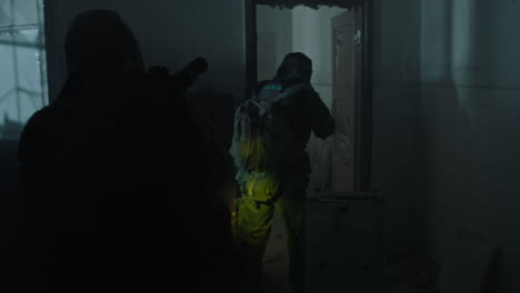 figura misteriosa en una habitación oscura
