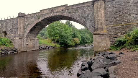 puente histórico que atraviesa una serena vía fluvial