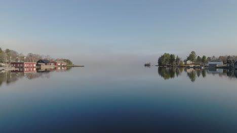 Flacher,-Ruhiger-Morgen-über-Greenville-Cove-In-Richtung-Moosehead-Lake