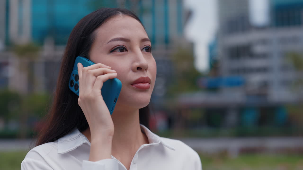 도시에서 전화 통화를 하는 사업가