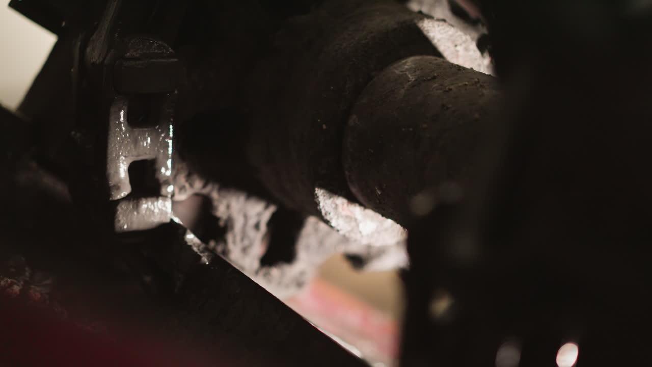 더러운 금속 샤프트는 작업장에서 기계 도구의 바 ⁇ 를 회전시 ⁇ 니다.