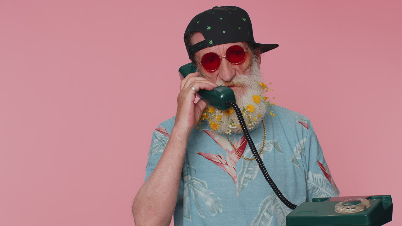 turista alegre hombre secretario hablando por teléfono vintage con cable de los años 80, dice hola me llamas