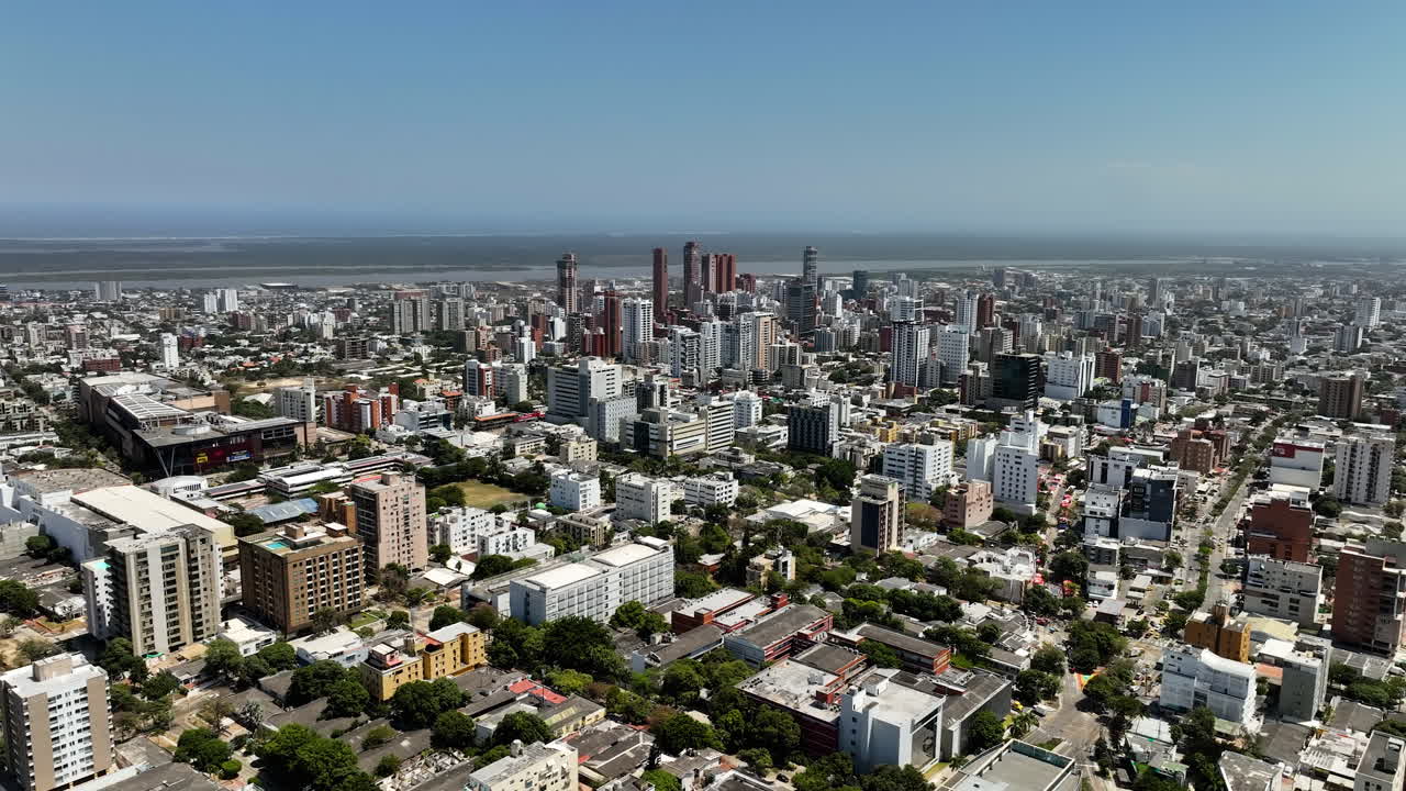 Vista aérea del distrito central de la ciudad de Barranquilla, de día en Colombia.