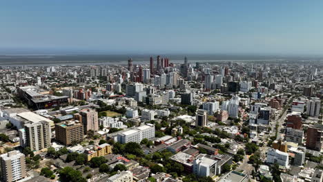 vista aérea del distrito central de la ciudad de barranquilla, durante el día en colombia