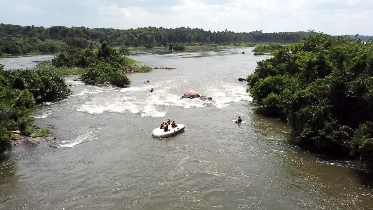 vista aérea de drones de un bote de rafting al revés con gente encima en el río nilo en jinja, uganda