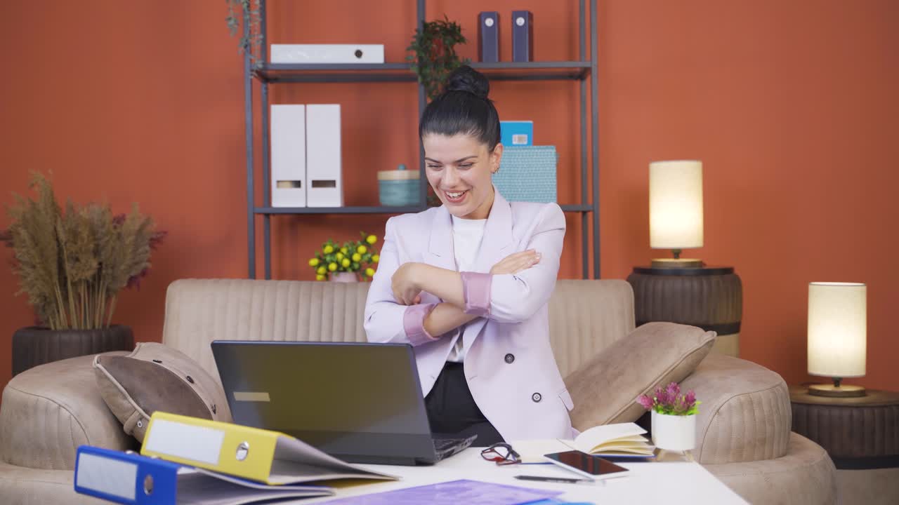 trabajadora de oficina en casa, mujer joven que tiene éxito.