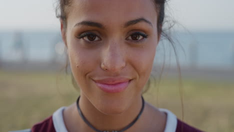 Cerrar-Mujer-Joven-Sonriente-Retrato-Chica-Hispana-Mirando-Hacia-Arriba-Feliz-Disfrutando-De-Satisfacción-De-Estilo-De-Vida-Independiente-Cámara-Lenta