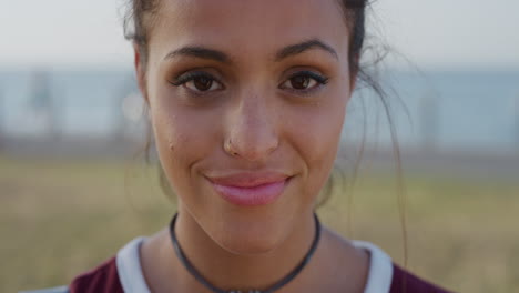 retrato de mujer joven sonriente de cerca chica hispana mirando hacia arriba mirando feliz disfrutando de un estilo de vida independiente satisfacción cámara lenta