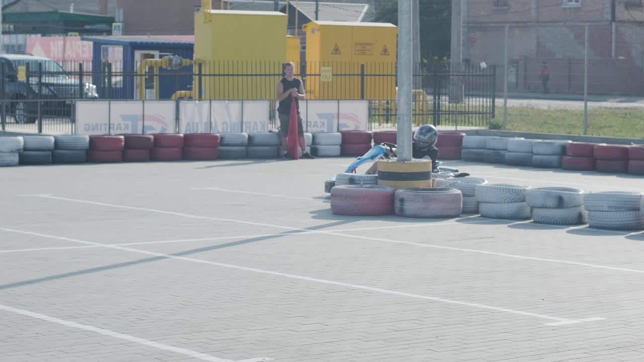 젊은 남자가 서에서 고 카트를 운전한다