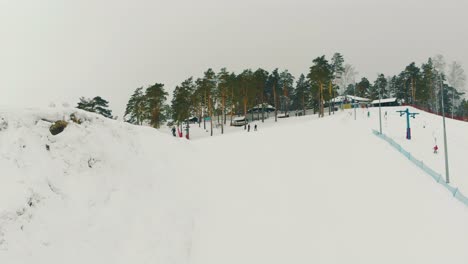 Snowboarder-Se-Desliza-En-La-Amplia-Vista-Aérea-De-La-Pista-De-La-Estación-De-Esquí