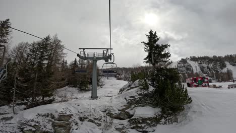 Schnee-Mit-Und-Ein-Skitag-Auf-Der-Reise,-Aber-Der-Unterschied-Ist,-Dass-Die-Sonne-Mit-Dem-Skifahren-Beginnt