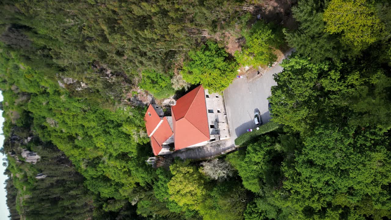 disparo vertical del dron monasterio de san pedro de rocas, esgos, ourense, españa