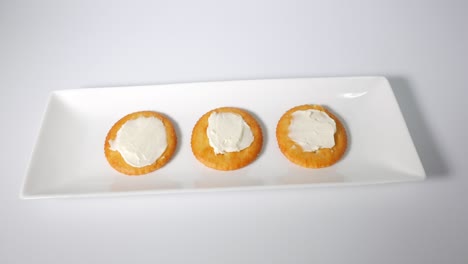 round crackers with cream cheese