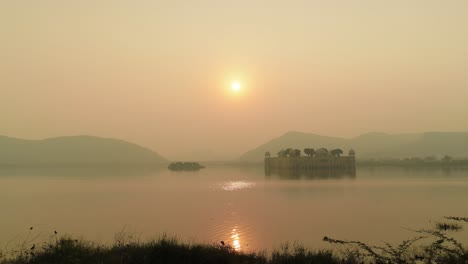 Jal-Mahal-(que-Significa-Palacio-Del-Agua)-Es-Un-Palacio-En-Medio-Del-Lago-Man-Sagar-En-La-Ciudad-De-Jaipur,-La-Capital-Del-Estado-De-Rajasthan,-India.