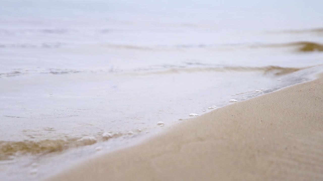 해안선에 있는 부드러운 파도