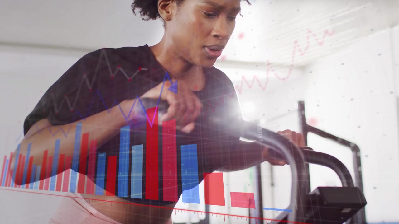 Kvinde træder på en klatremaskine, øger anstrengelsen, kameraet stiger, animerede røde og blå diagrammer sporer fitness