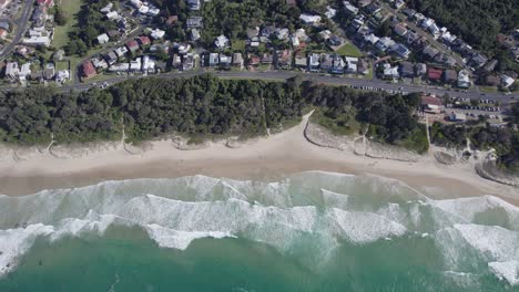 Espumosas-Olas-Oceánicas-De-La-Playa-Del-Faro-En-Port-Macquarie,-Nsw,-Australia---Antena-De-Arriba-Hacia-Abajo