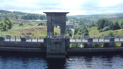 Alwen-Reservoir-Walisischer-Wald-Schimmernder-See-Wasserversorgung-Luftaufnahme-Staumauer-Landschaftspark-Niedrig-Zurückziehen