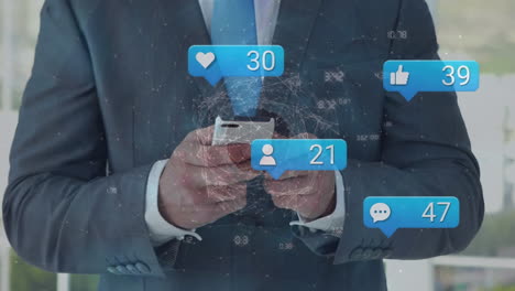 animación del globo digital, notificaciones con números sobre la sección media de un hombre caucásico que usa teléfono