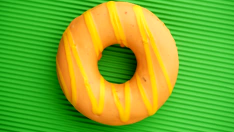 el donut glazado de primer plano.