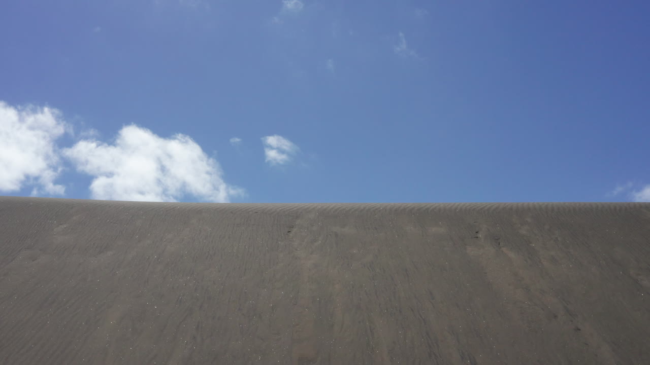 뉴질랜드 오클랜드에 있는 베델 해변의 높은 모래 언덕을 따라 공중 촬영