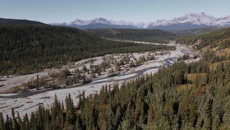 Imágenes-Aéreas-Del-Valle-Del-Río-Fantasma-En-El-Suroeste-De-Alberta-En-Un-Día-Soleado