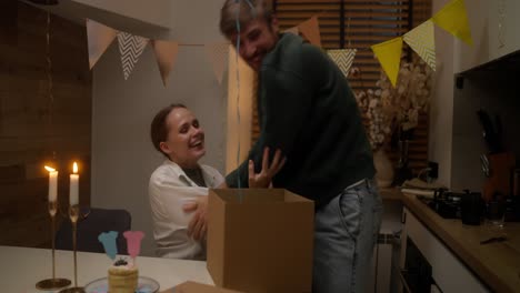 fiesta sorpresa en la cocina