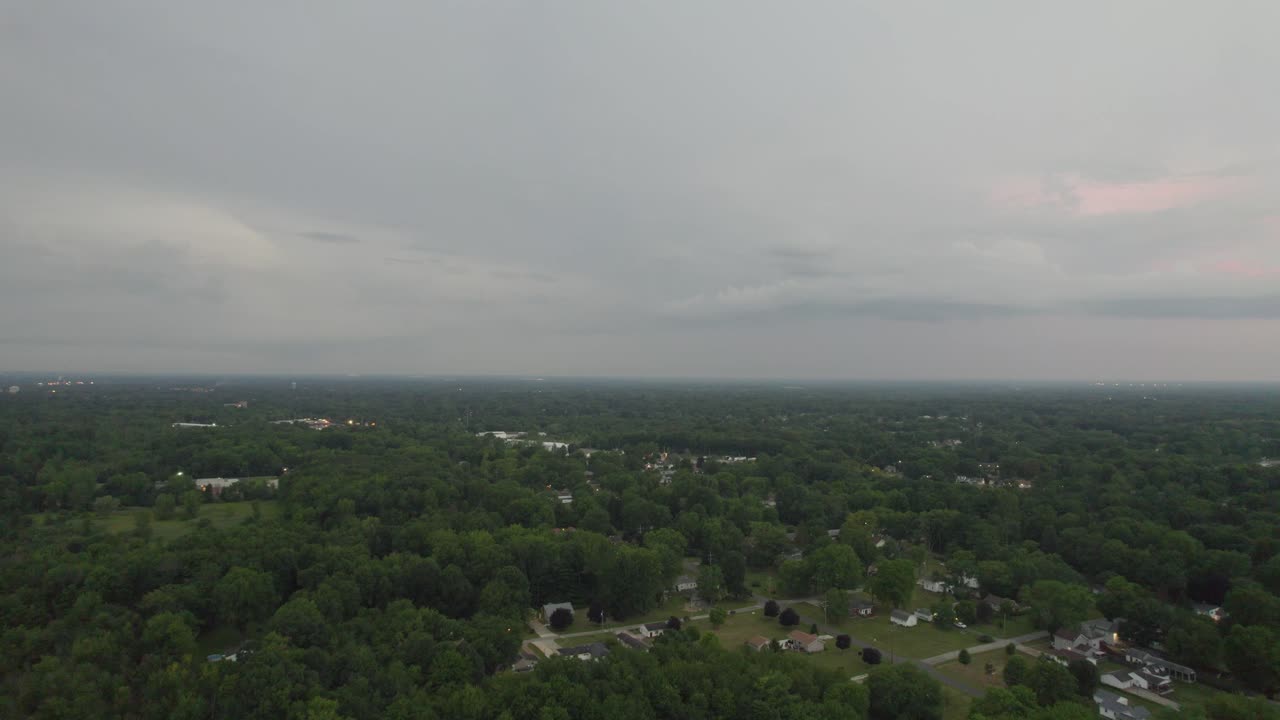 vista aérea de un pequeño pueblo en el campo al atardecer