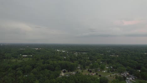 Vista-Aérea-De-Un-Pequeño-Pueblo-En-El-Campo-Al-Atardecer