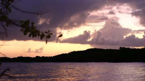 Impresionante-Puesta-De-Sol-Sobre-Una-Hermosa-Laguna-En-Curacao,-Caribe
