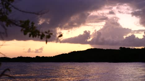 impresionante puesta de sol sobre una hermosa laguna en curacao, caribe