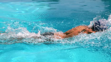 Nadador-En-Forma-Haciendo-El-Golpe-Frontal-En-La-Piscina