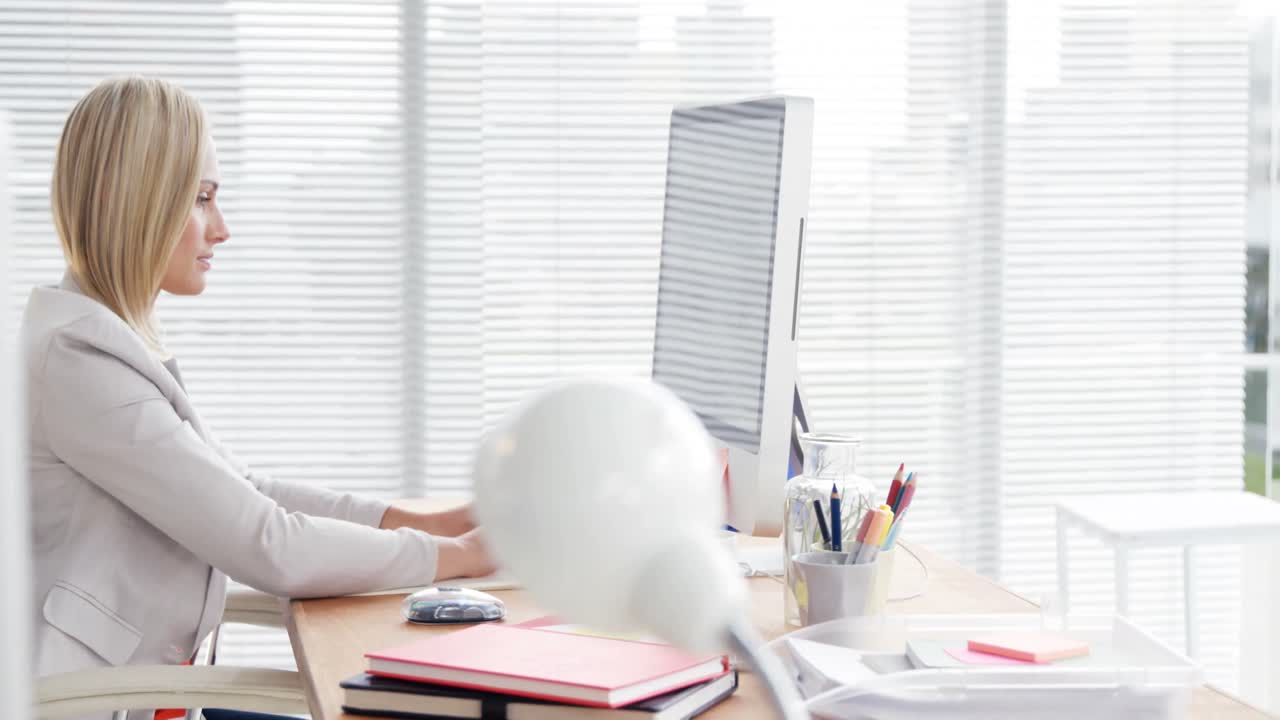 mujer de negocios trabajando en la computadora