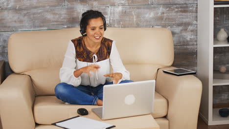 Businesswoman-wearing-headphones