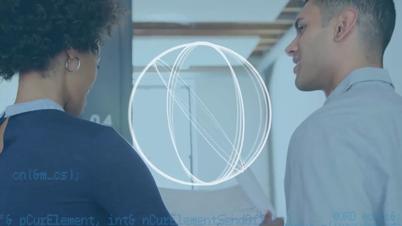 animación de anillos giratorios y procesamiento de datos sobre felices colegas masculinos y femeninos que se dan la mano