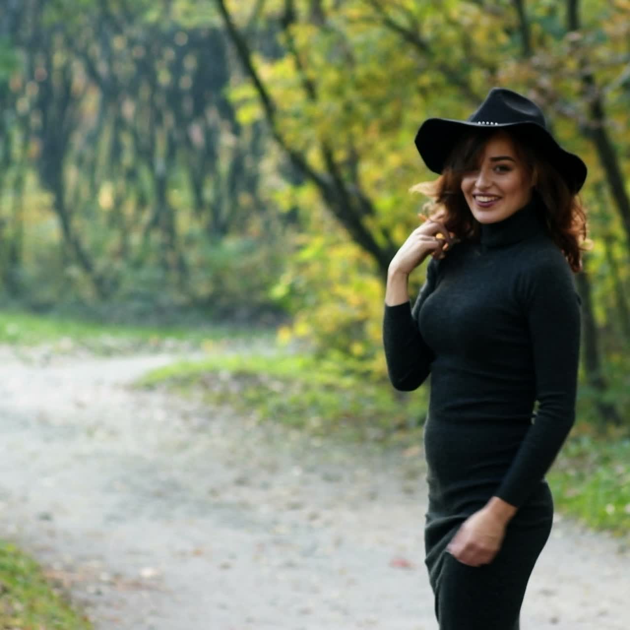 mujer de moda caminando en el parque de otoño
