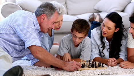 familia extensa jugando al ajedrez juntos