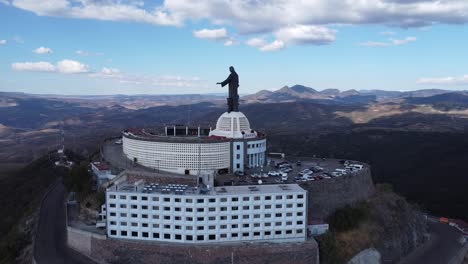 Ein-Panoramablick-Auf-Die-Cristo-Rey-Statue-Auf-Dem-Berg-Cerro-Del-Cubilete-In-Der-Wunderschönen-Mexikanischen-Landschaft-Von-Guanajuato