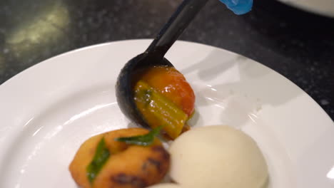 servido sambar en idli y medu vada para el desayuno de la mañana