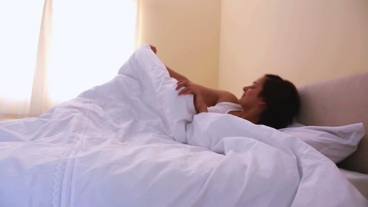 mujer despertando va a abrir las cortinas