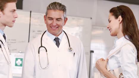médicos y mujer de negocios hablando juntos