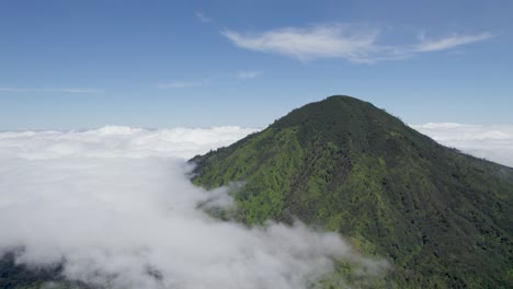 vista aérea de las montañas por encima de las nubes en indonesia, gunung rante, ijen