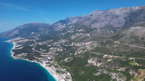 Dicha-Jónica:-Paraíso-Para-Los-Turistas-Junto-A-Las-Costas-Azules,-Complejos-Turísticos-Y-Villas-A-Lo-Largo-De-Vastas-Playas-En-La-Escapada-De-Verano-De-Albania